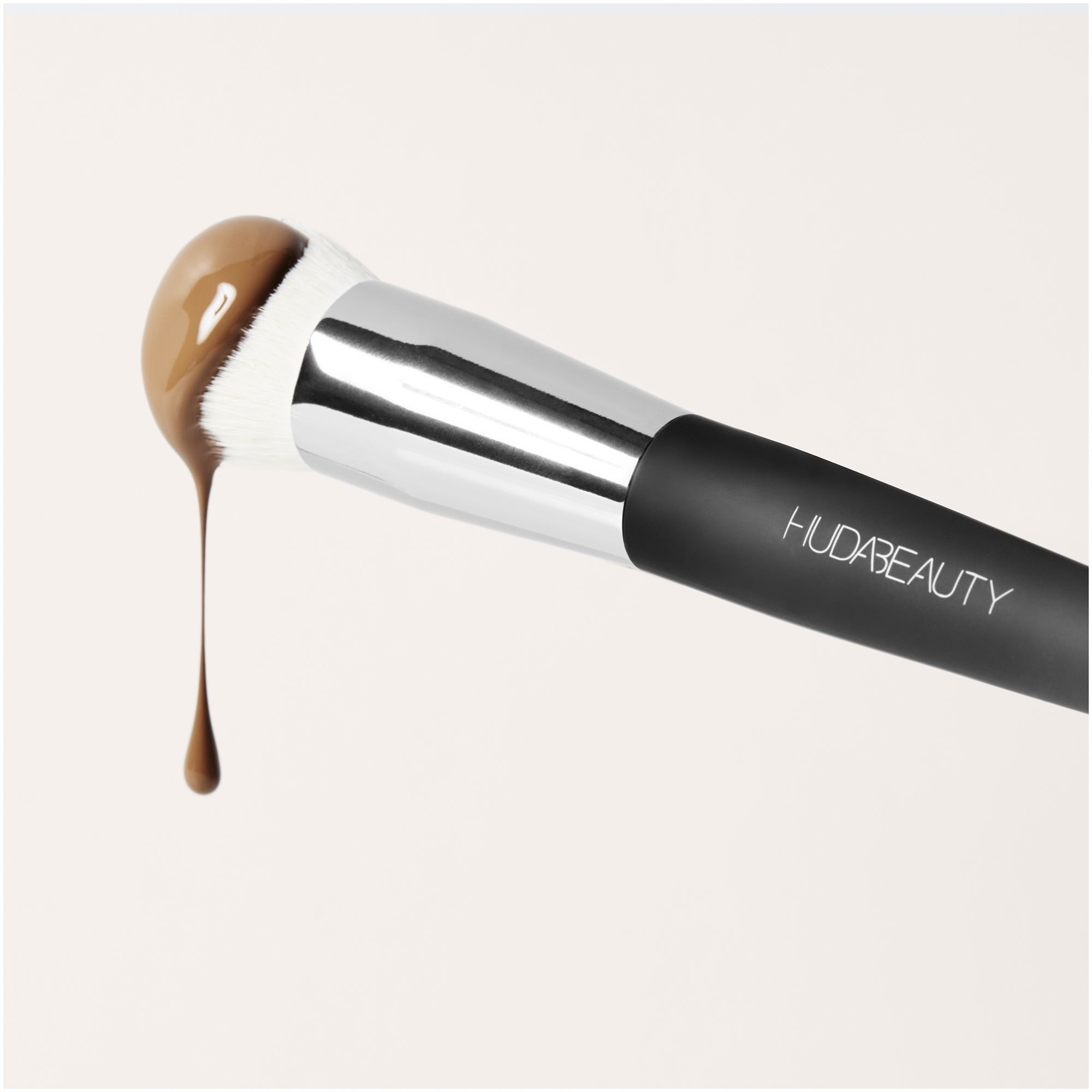 Huda Beauty Easy Blur Base Brush