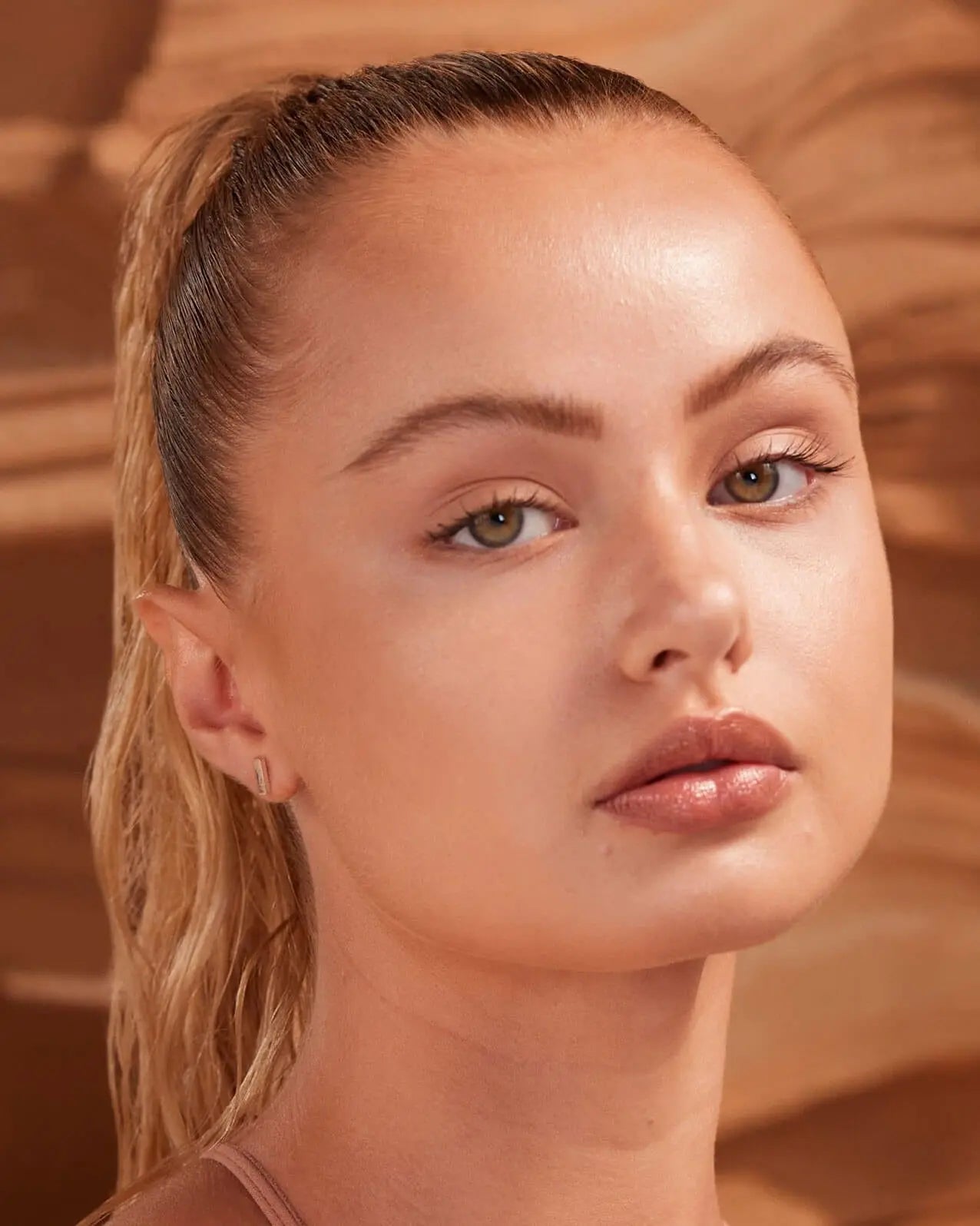 Huda beauty GloWish Soft Radiance Bronzing Powder